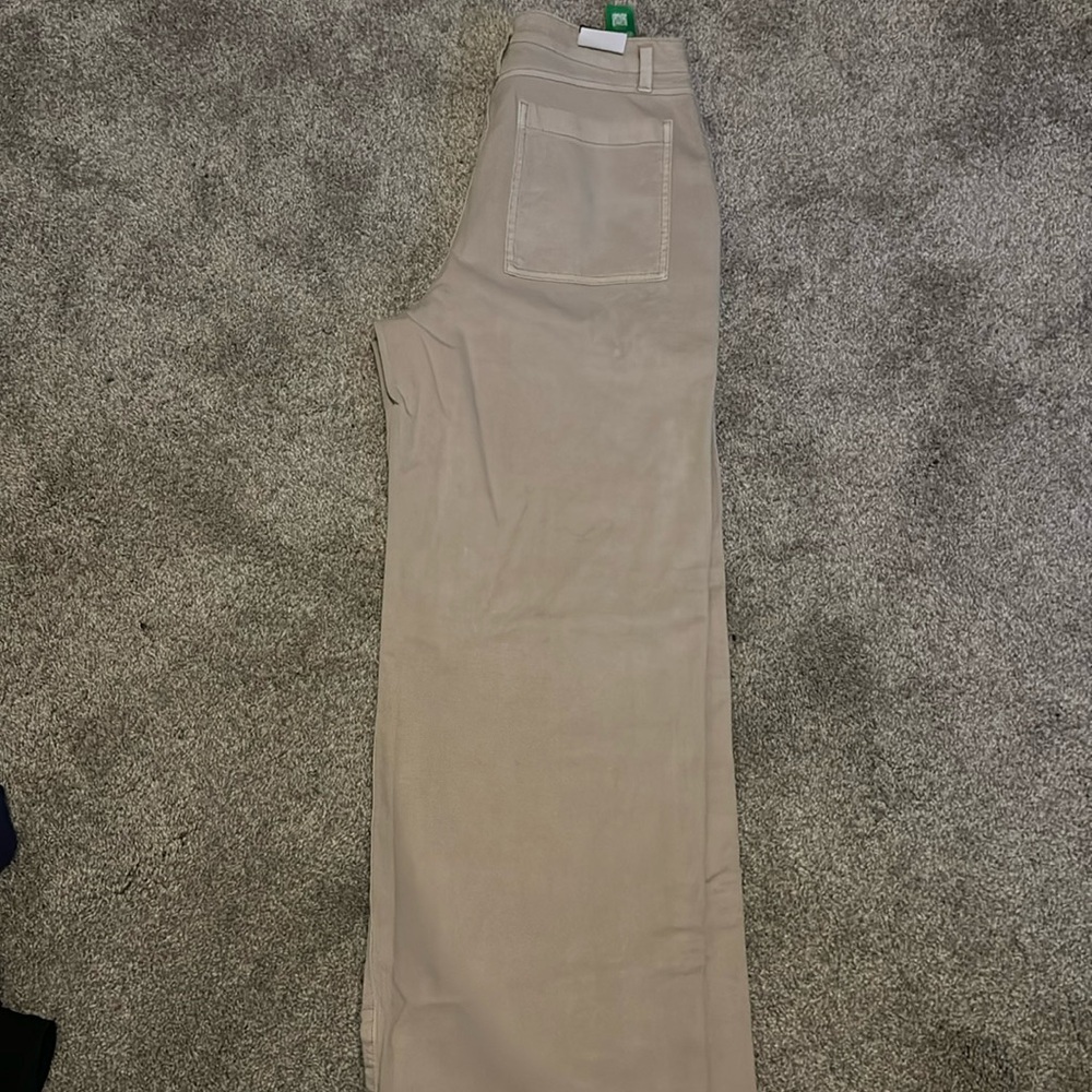Straight wide leg, midrise khaki New with tags size 6. Gap.